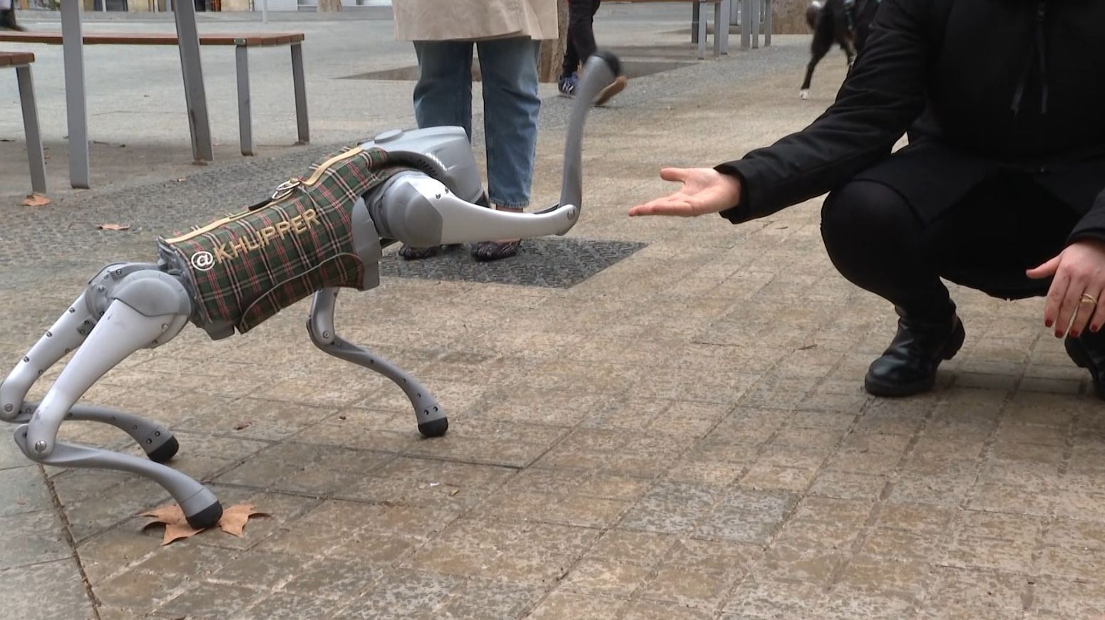 Khlipper, el perro robot que revoluciona las calles de Barcelona con sus paseos