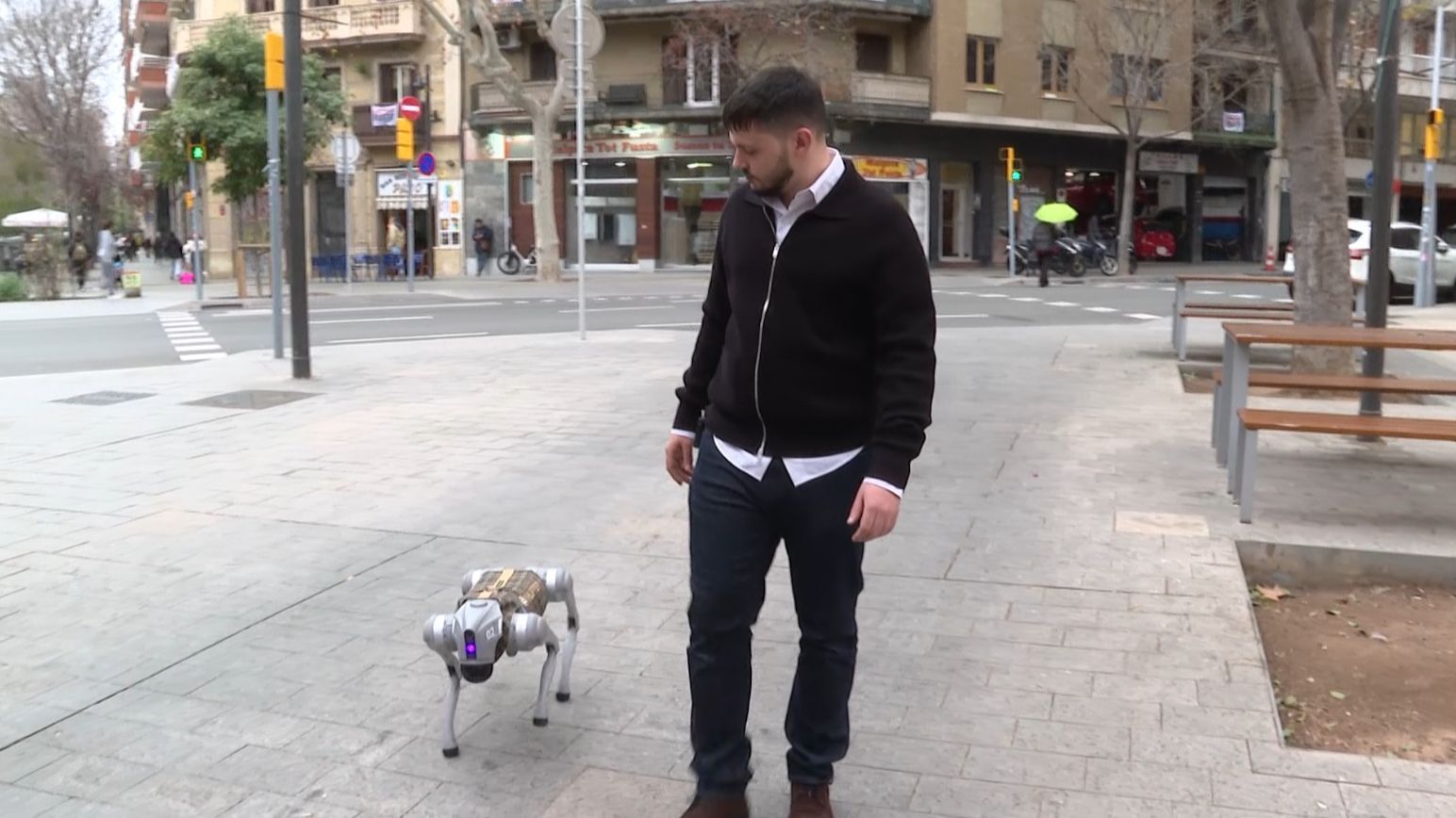 Khlipper, el perro robot que revoluciona las calles de Barcelona con sus paseos