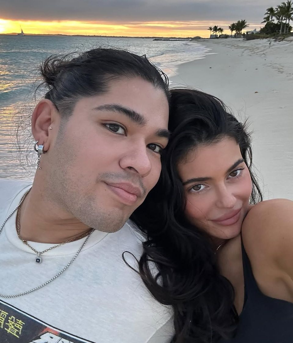 Kylie Jenner y su peluquero.