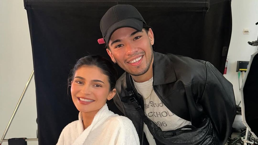 Kylie Jenner y su peluquero.