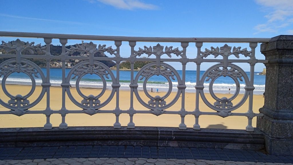 San Sebastián trocea su icónica barandilla de la playa de La Concha y sortea 275 tramos