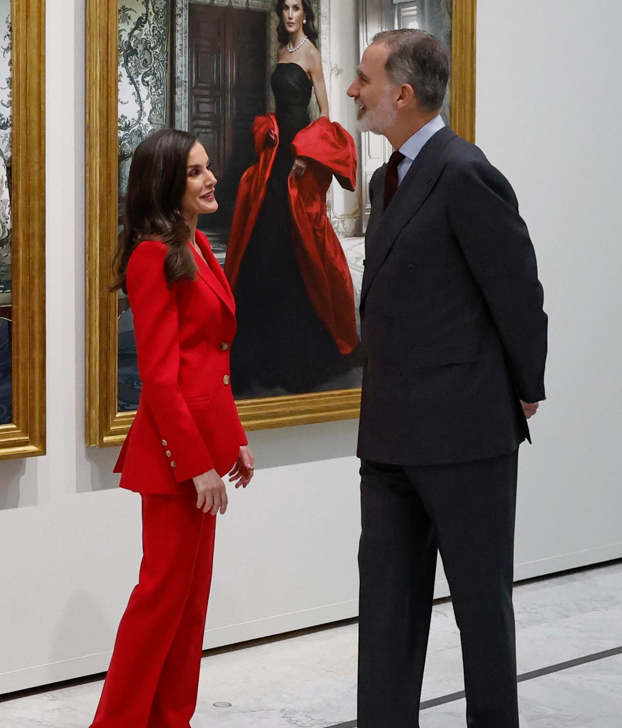 Los reyes viendo los retratos.