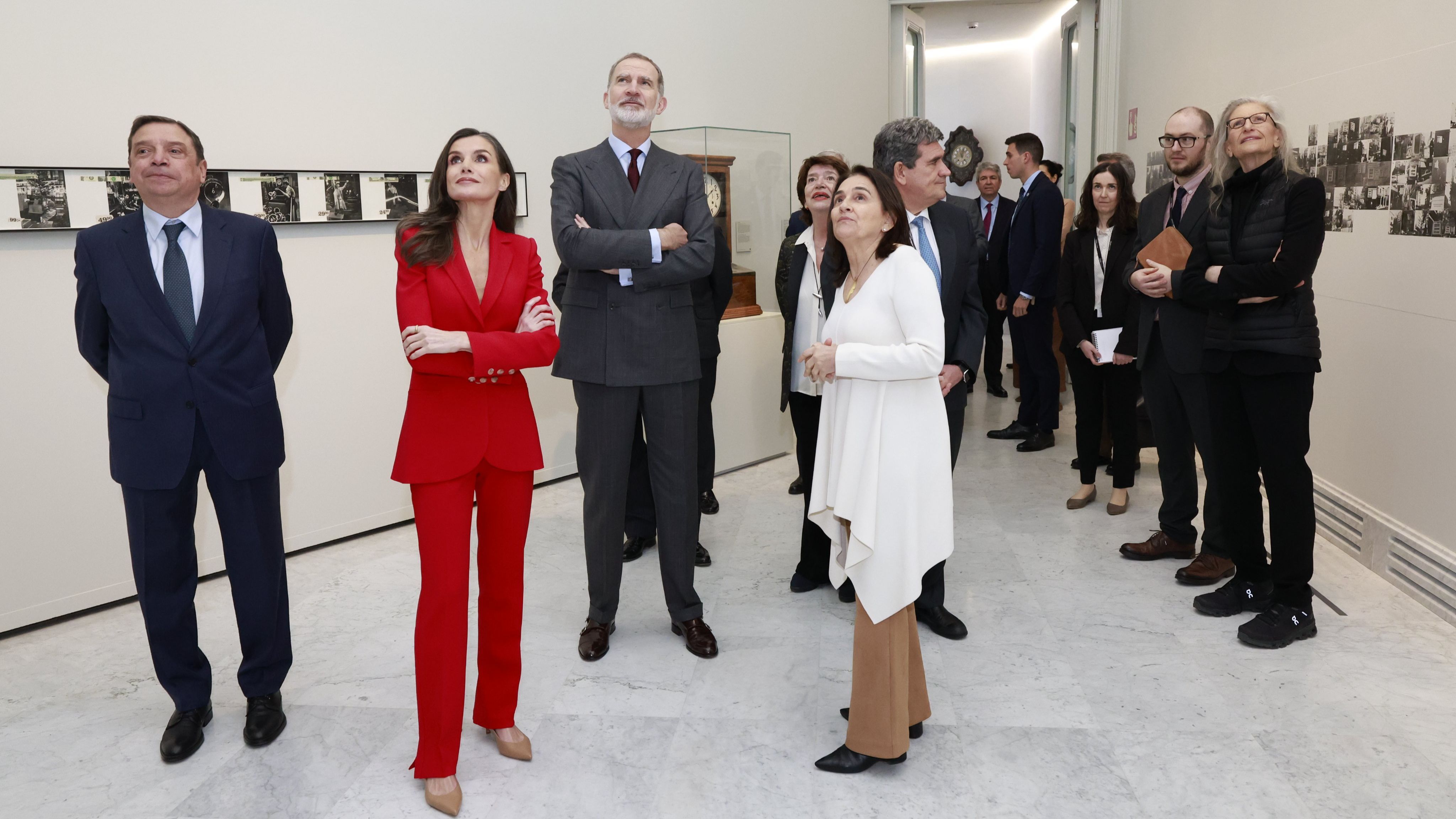 Los reyes viendo sus retratos.