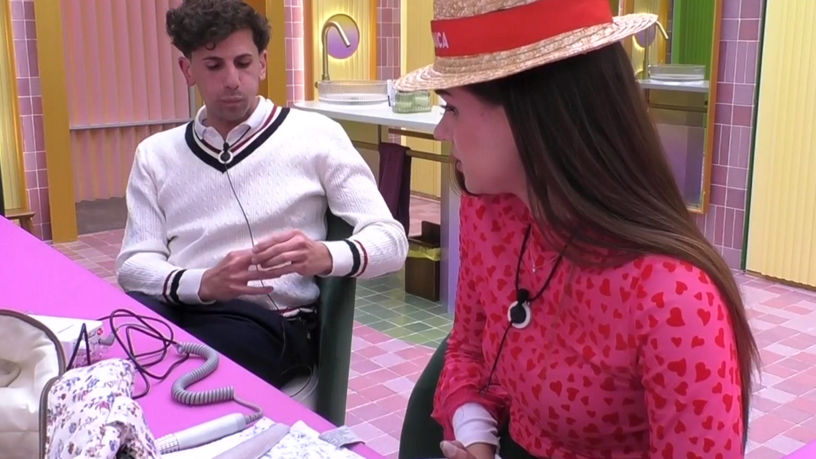 Maica hablando con Óscar