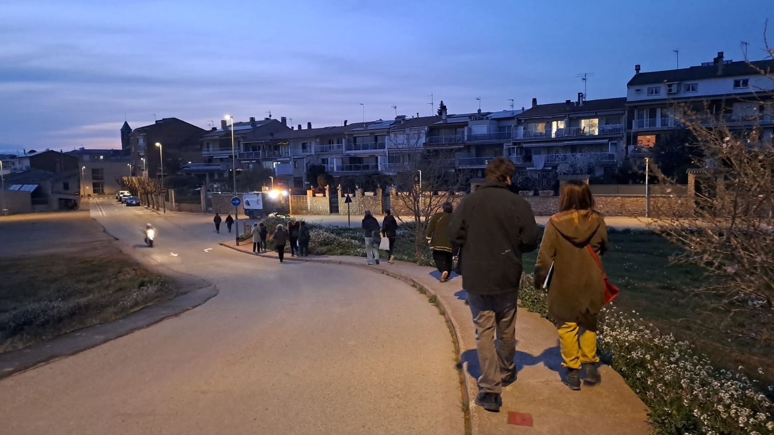 Marchas exploratorias en Santpedor, Girona: un grupo de mujeres pasea por las calles para detectar espacios inseguros