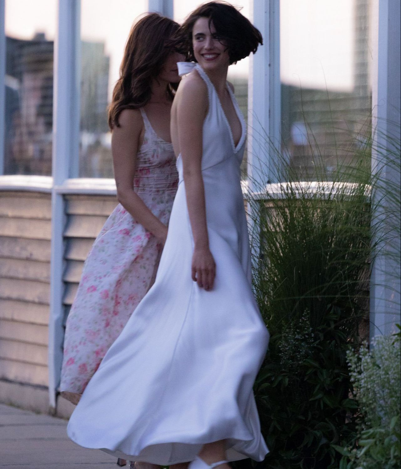 Margaret Qualley con su primer vestido de novia. FUENTE: INSTAGRAM @wavypeter