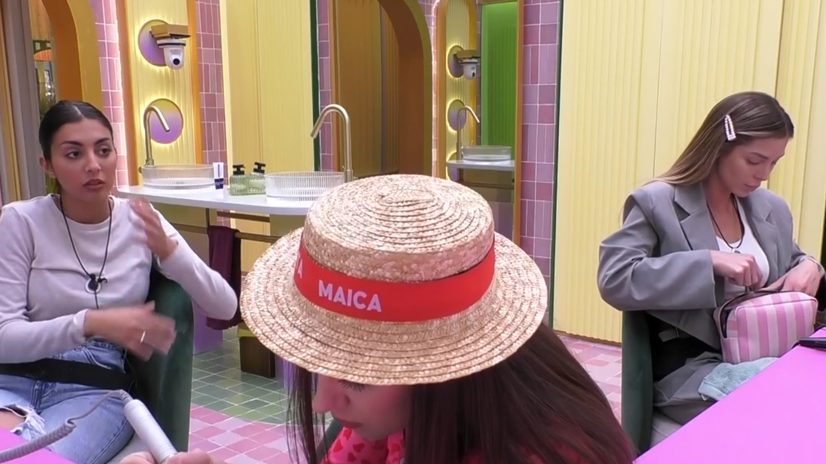 Marieta, Maica y Romina en el tocador