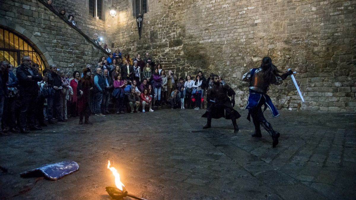 Parte del espectáculo medieval en el Palau Requesens
