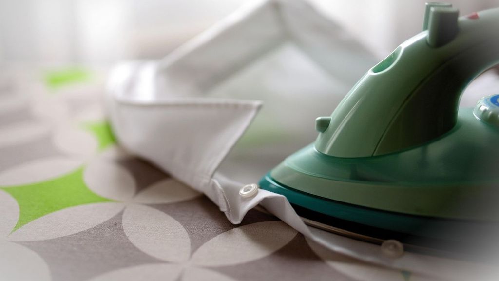 Plancha sobre el cuello de una camisa