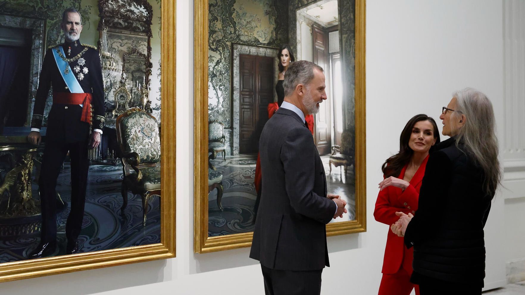Presentación a los reyes de los retratos que les hizo Annie Leibovitz.