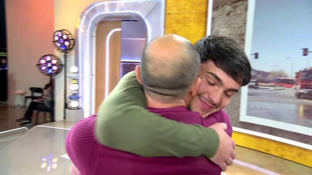 Un joven le dice a su padre que es su héroe tras salvar a dos personas que iban dentro de un autobús en llamas