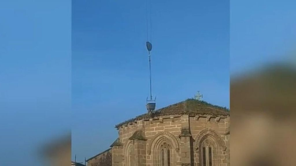 Polémica en Betanzos tras chocar una hormigonera izada por una grúa contra un ábside de la iglesia de Santa María