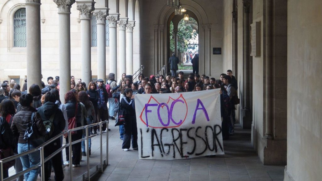Al rededor de 200 estudiantes protestan en la Universidad de Barcelona por el profesor que presuntamente acosó a una alumna