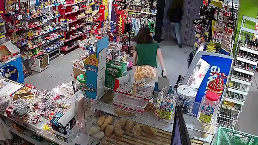 Una empleada echa de su tienda a un ladrón armado a gritos en Lepe