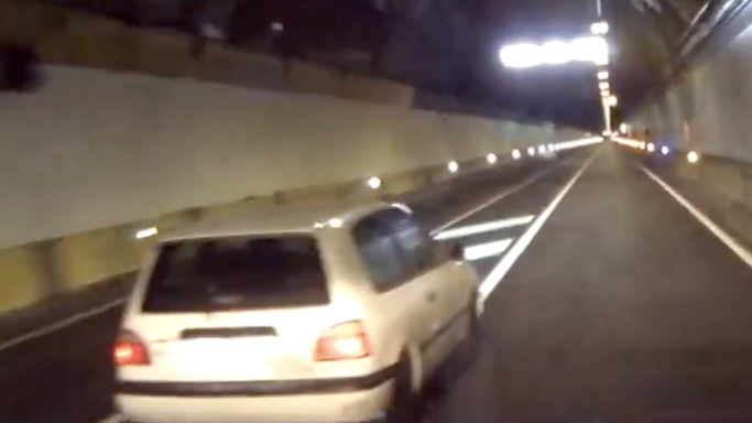 Conduce sin carné, adelanta en línea continúa y lanza un vaso al conductor en el túnel del Cadí