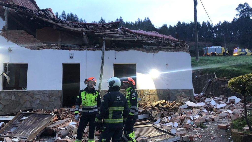 Doce heridos tras derrumbarse el techo de una vivienda en Asturias