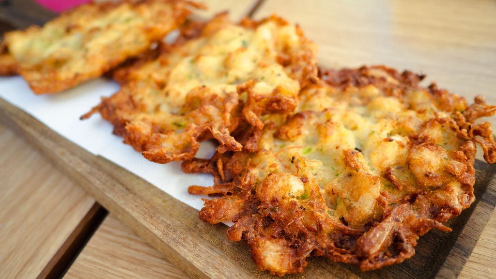 Gastro en la calle: los mejores trucos para hacer una buena tortillita de camarones, según los gaditanos