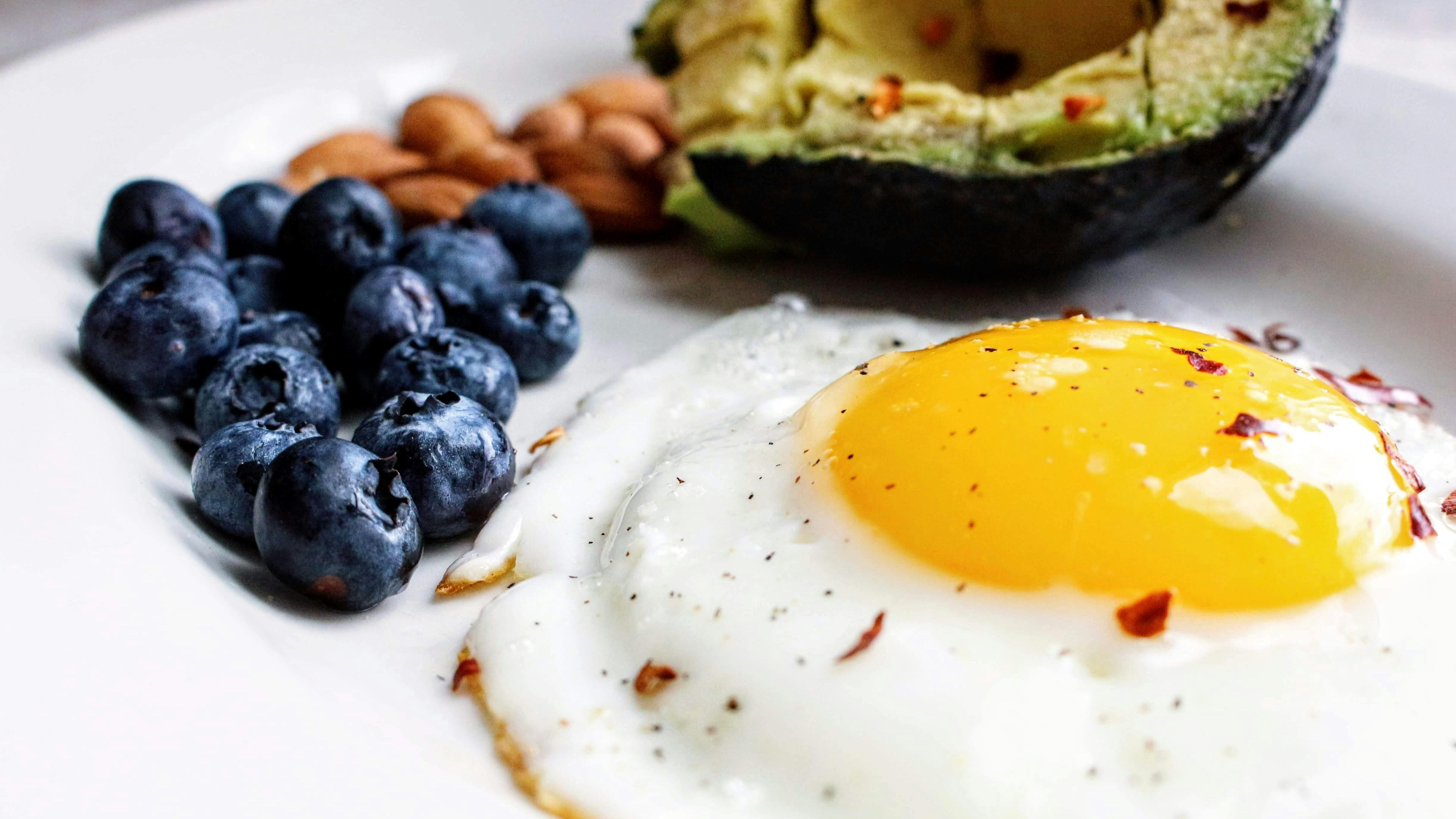 Huevo frito con arándanos, aguacate y frutos secos Huevo frito con arándanos, aguacate y frutos secos