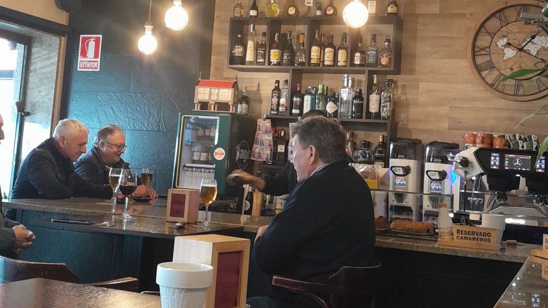 Interior del bar de Outes