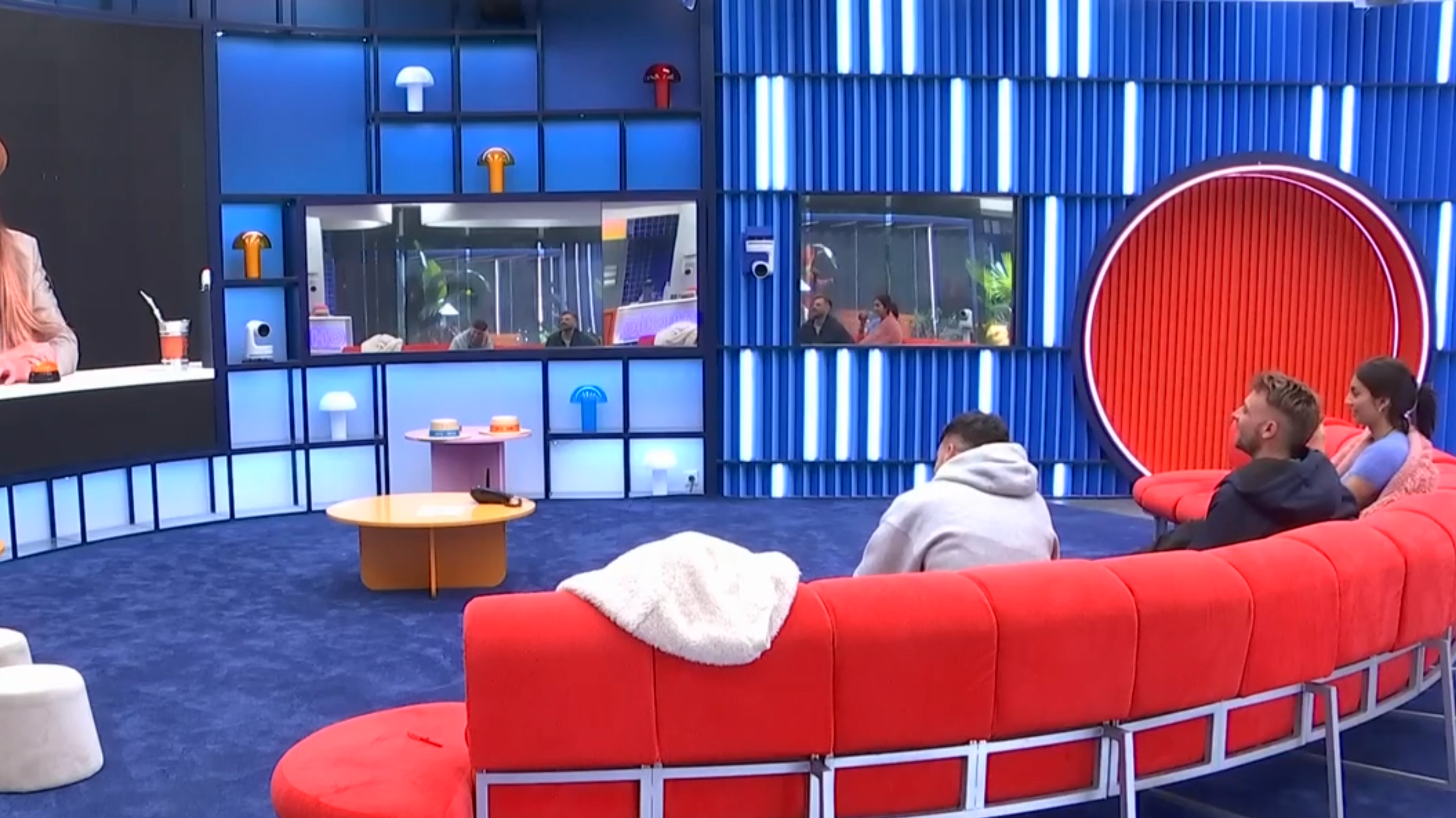 José María, Maica y Sergio viendo las noticias