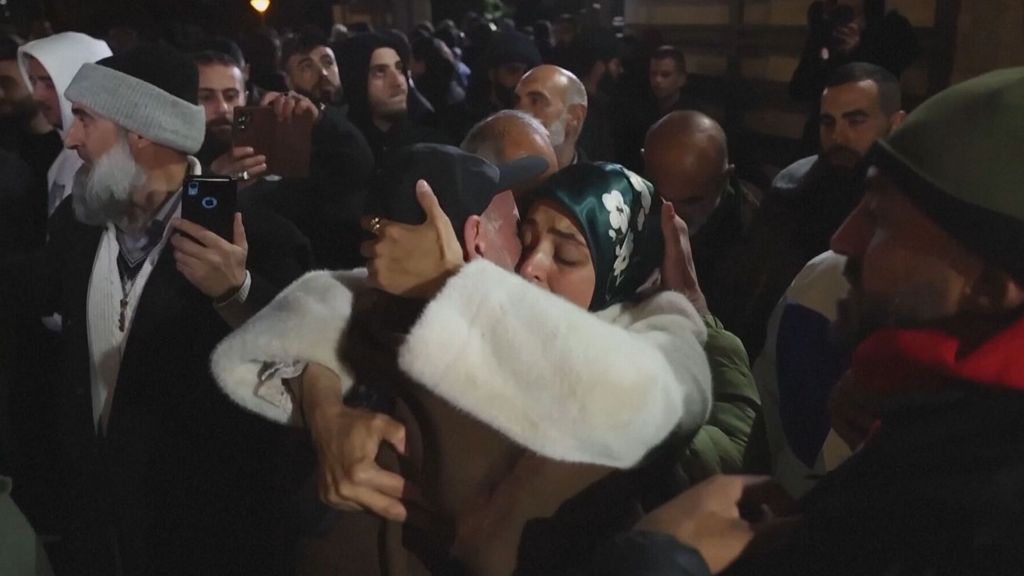 Israel libera a presos palestinos y Hamás devuelve cuatro cuerpos de rehenes israelíes