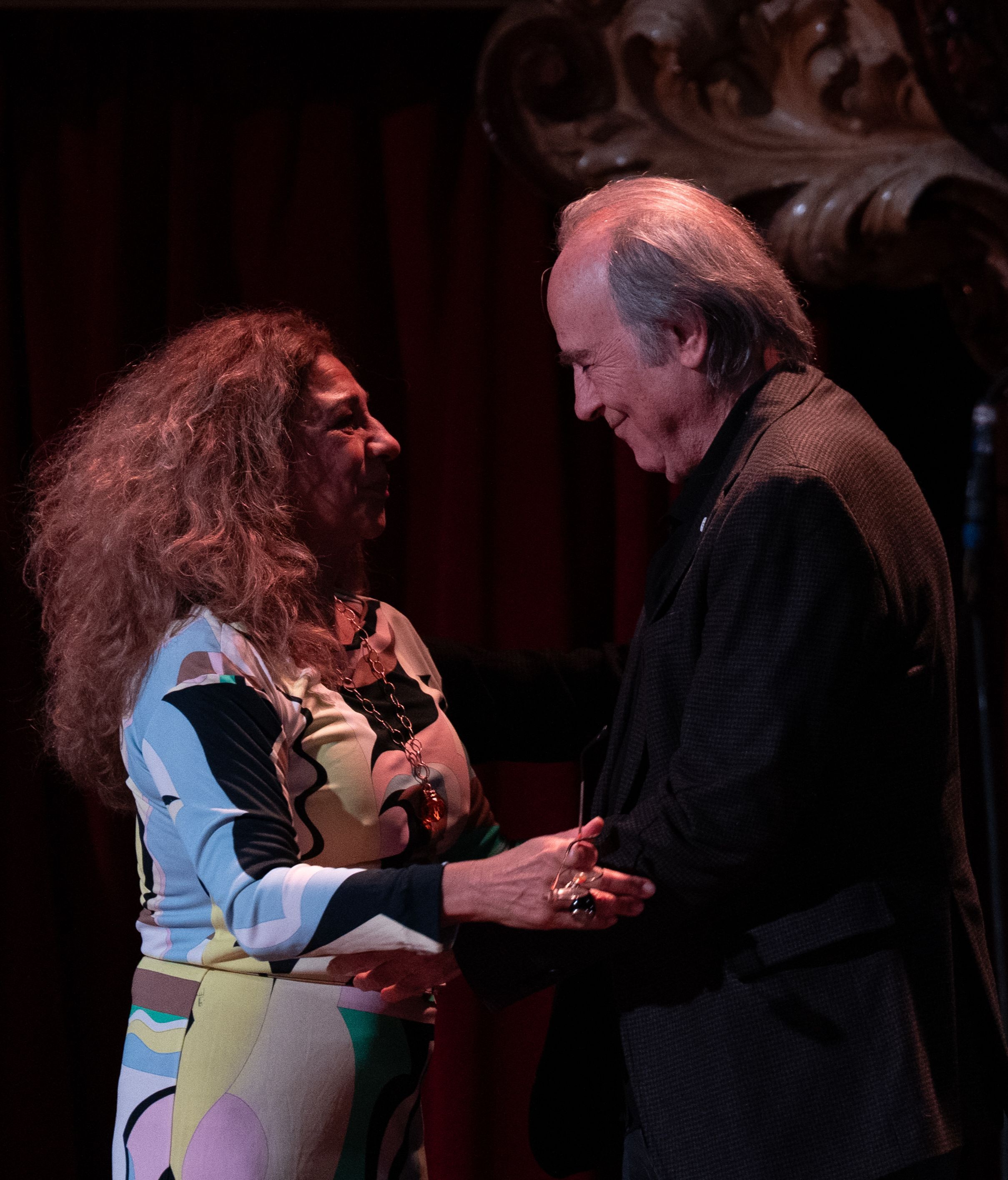 Los cantantes Joan Manuel Serrat y Lolita Flores durante la fiesta que celebra Gremi de Restauració en honor a Santa Eulàlia