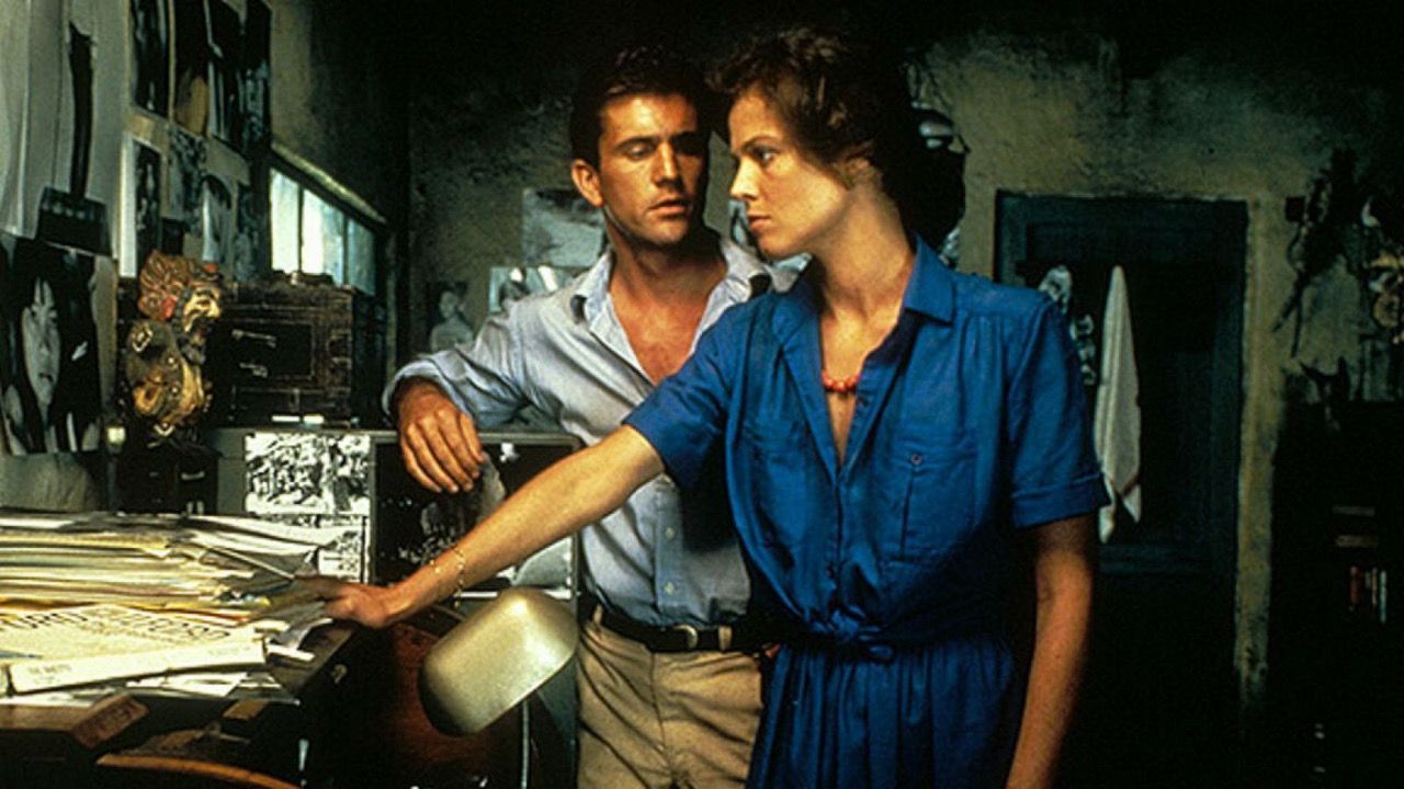 Mel Gibson y Sigourney Weaver protagonizaron ‘El año que vivimos peligrosamente’ con el prestigioso director Peter Weir.