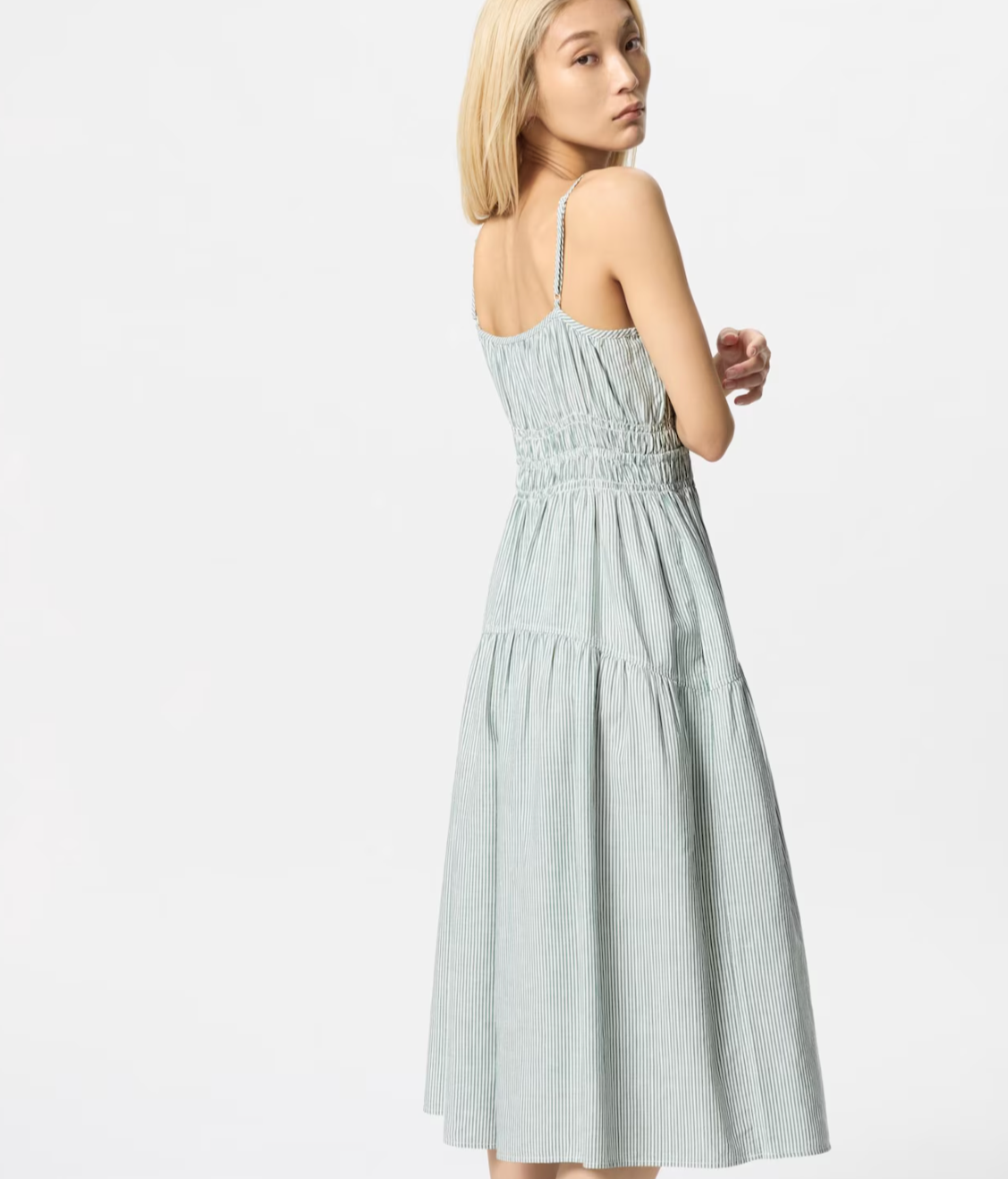 Modelo con el vestido boho de Uniqlo, de lado
