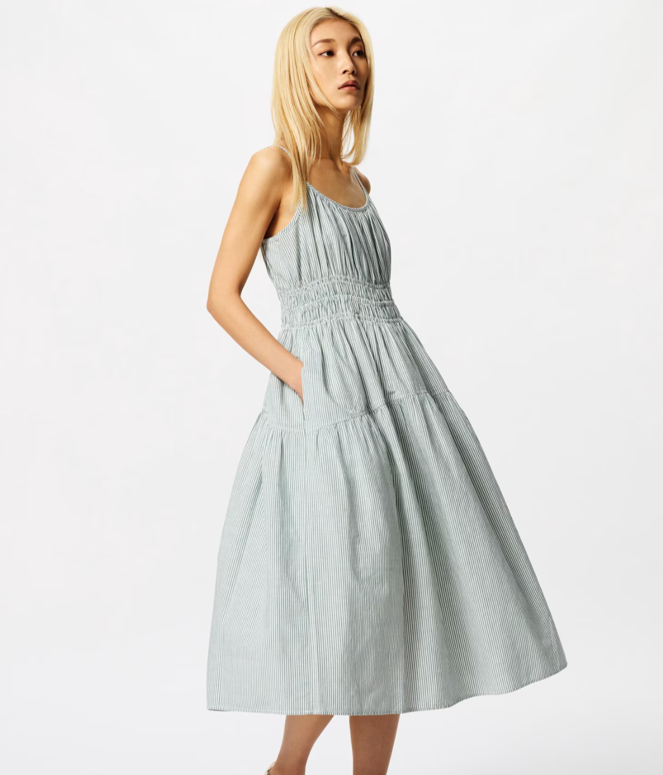Modelo con el vestido midi de Uniqlo