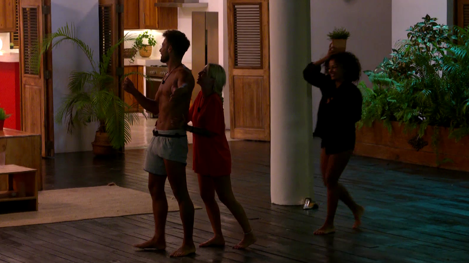 Montoya, Gabriella y Mayeli imitan una procesión