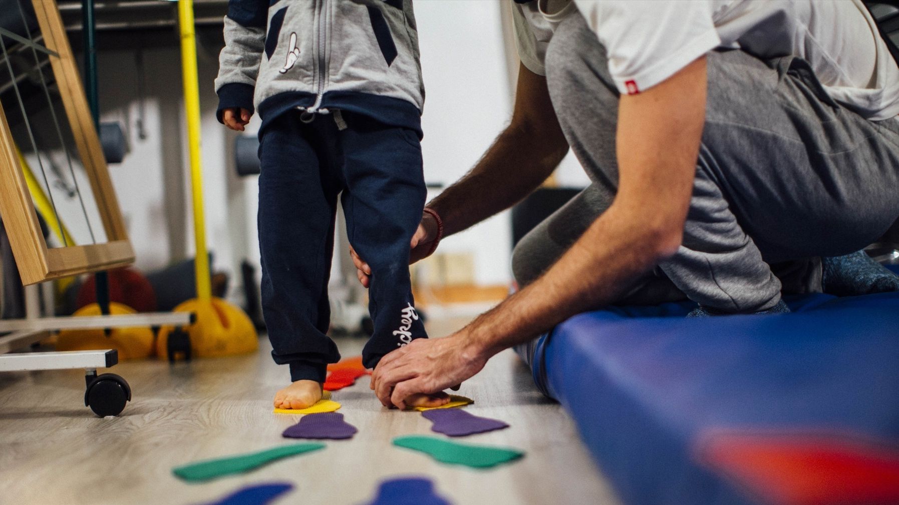 Niño con una enfermedad rara acude a terapia para mejorar su movilidad. Programa Impulso.