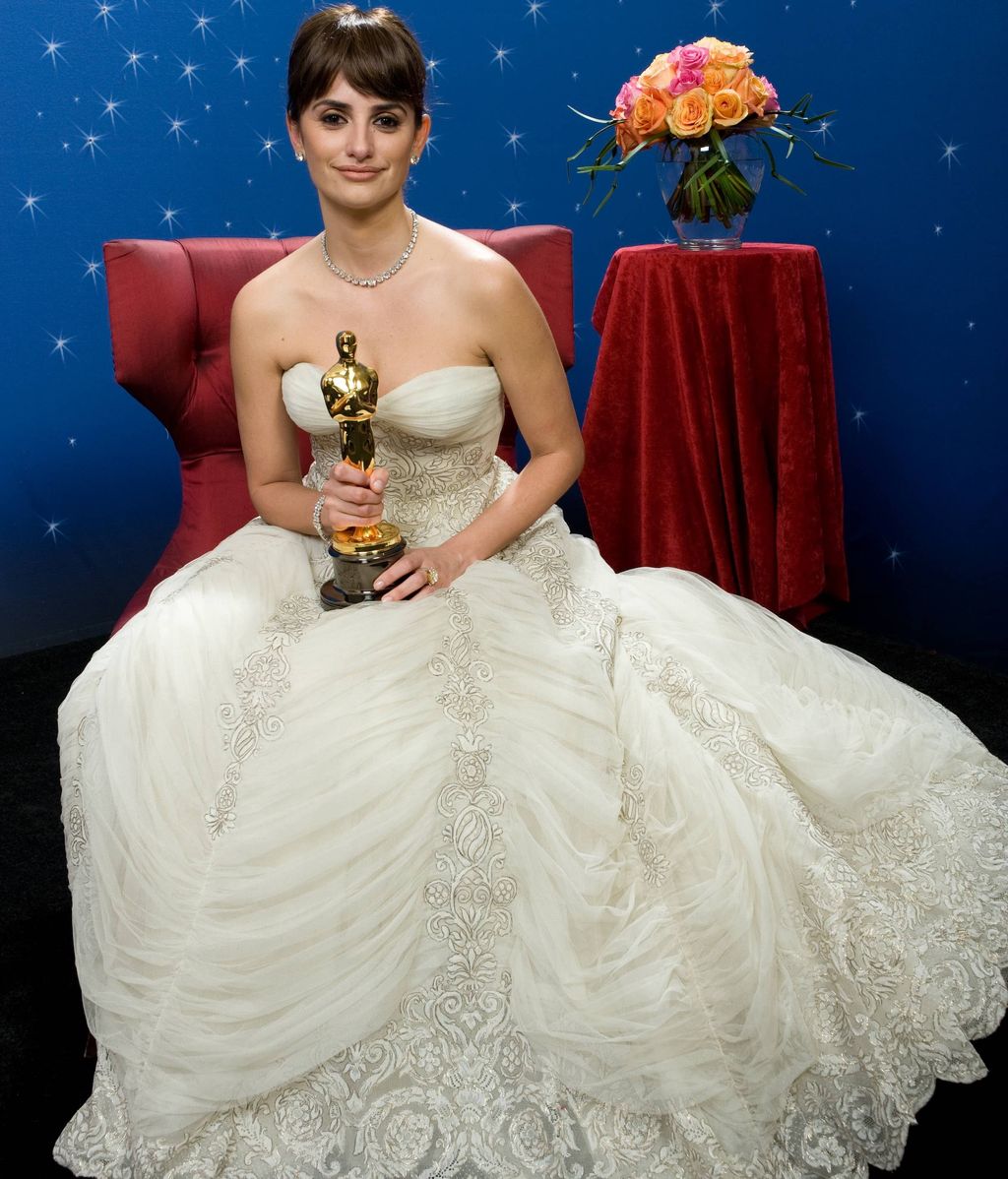 Penélope Cruz posa con su Oscar en 2009 con vestido de Balmain