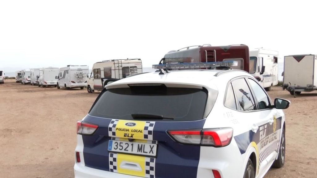 Policía Local de Elche en un aparcamiento ilega de autocaravanas