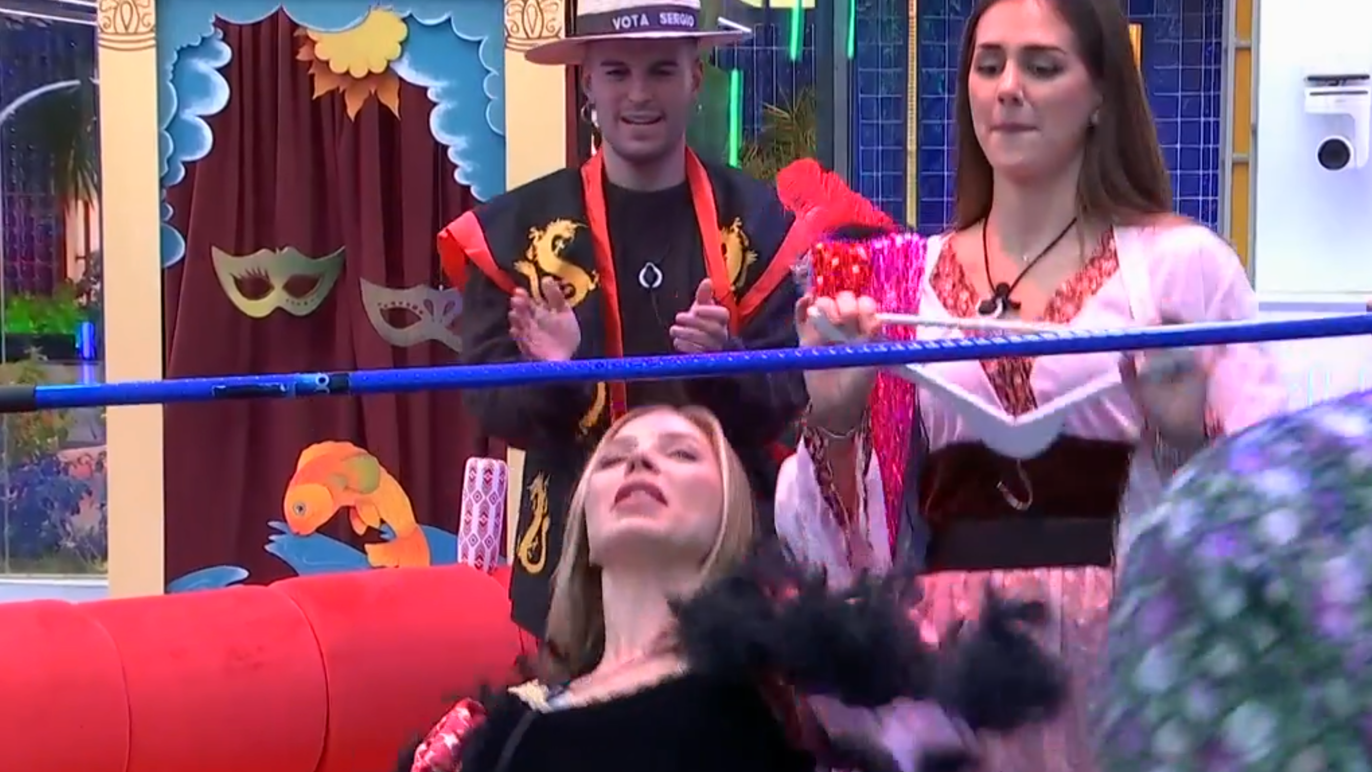 Romina pasando el limbo