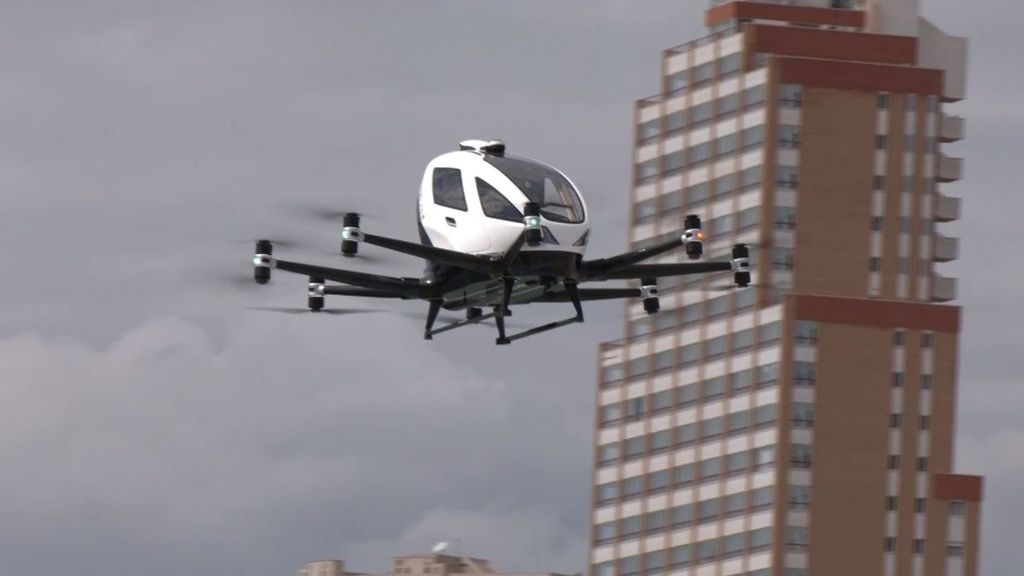 Un aerotaxi sobrevuela Benidorm en su primera demostración en Europa