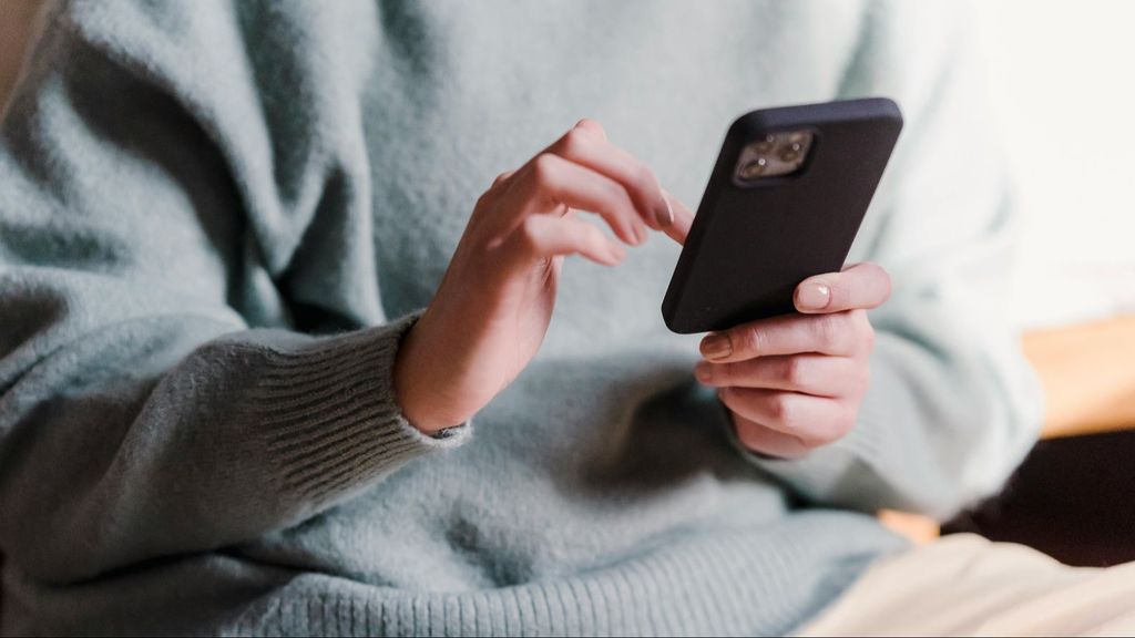 Una persona utilizando el teléfono móvil