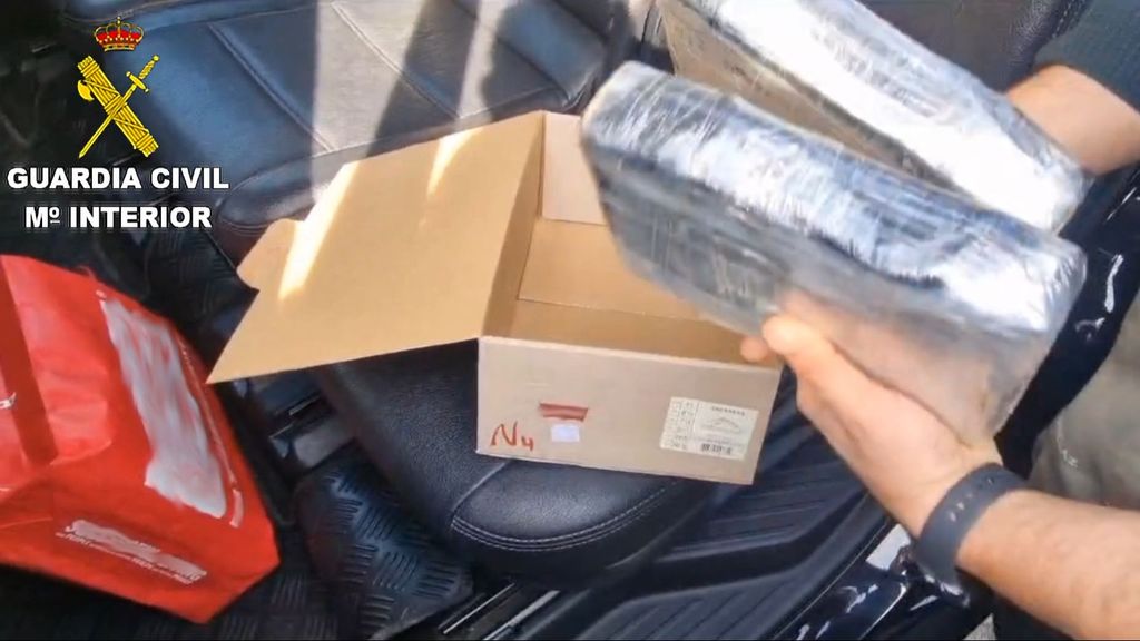 Detenidos dos pasajeros de un taxi por ocultar 2,4 kilos de cocaína en una caja de zapatos en Barcelona