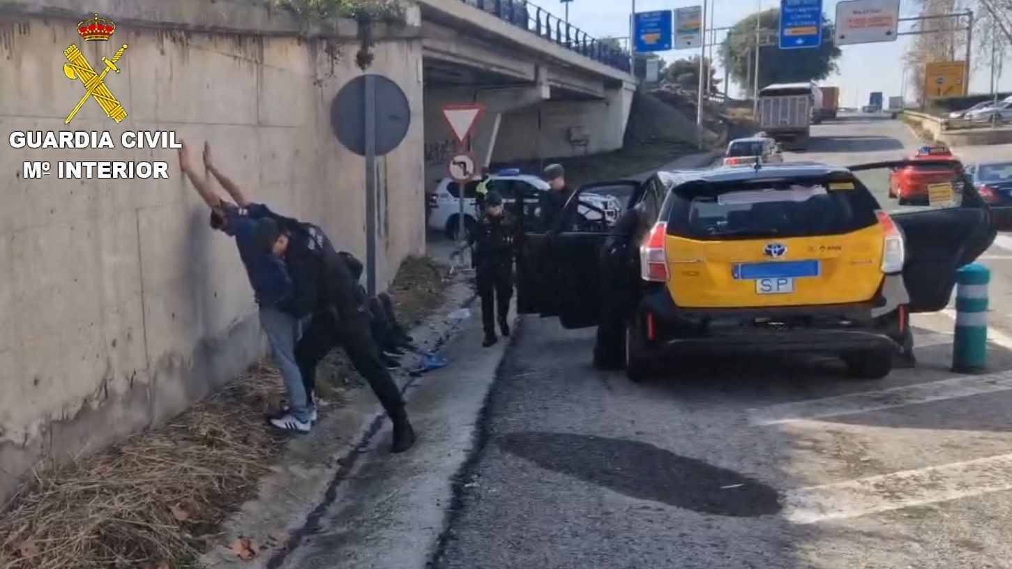 Detenidos dos pasajeros de un taxi por ocultar 2,4 kilos de cocaína en una caja de zapatos en Barcelona