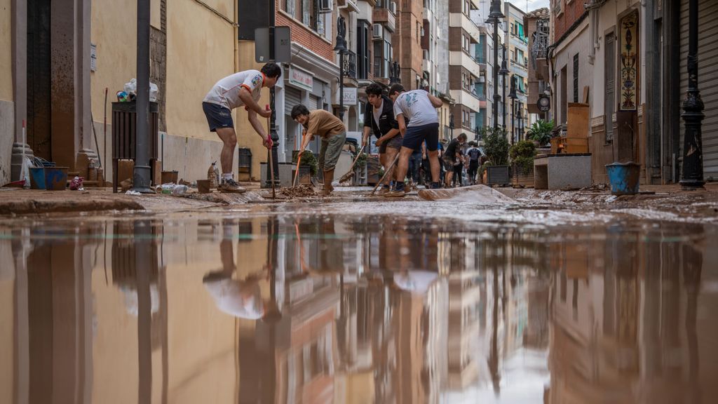 Distintos ayuntamientos y la Universidad de Valencia, con la misma información, sí avisaron a tiempo de la DANA
