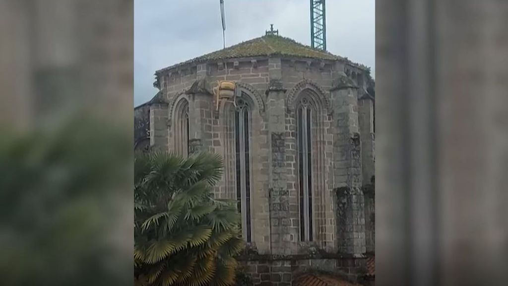 Una grúa golpea con una hormigonera la Iglesia de Santa María de Azogue en Betanzos