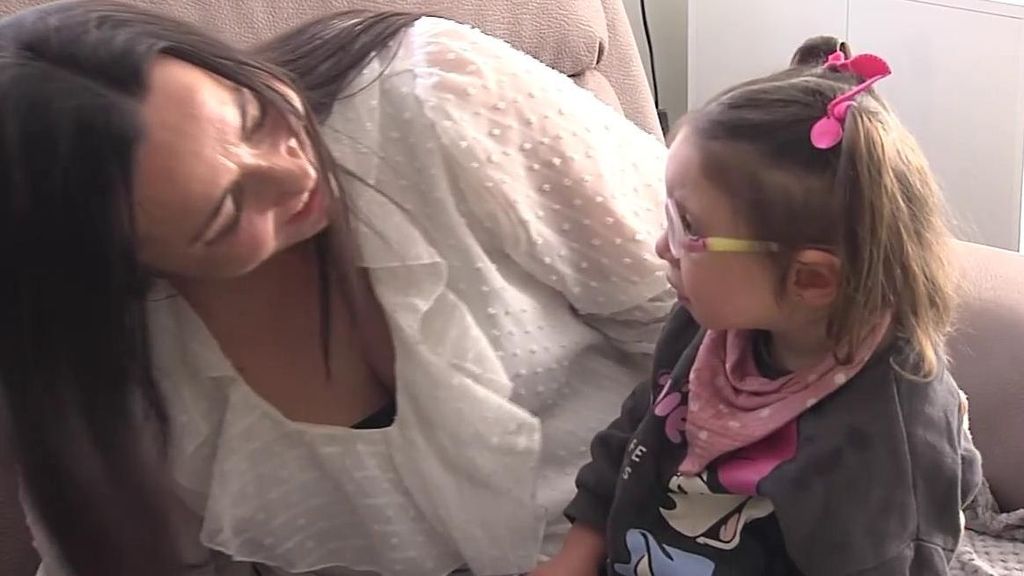 Inma, la niña de tres años con una enfermedad ultra rara sin identificar: "Todo lo que hagamos merece la pena para verla sonreír"