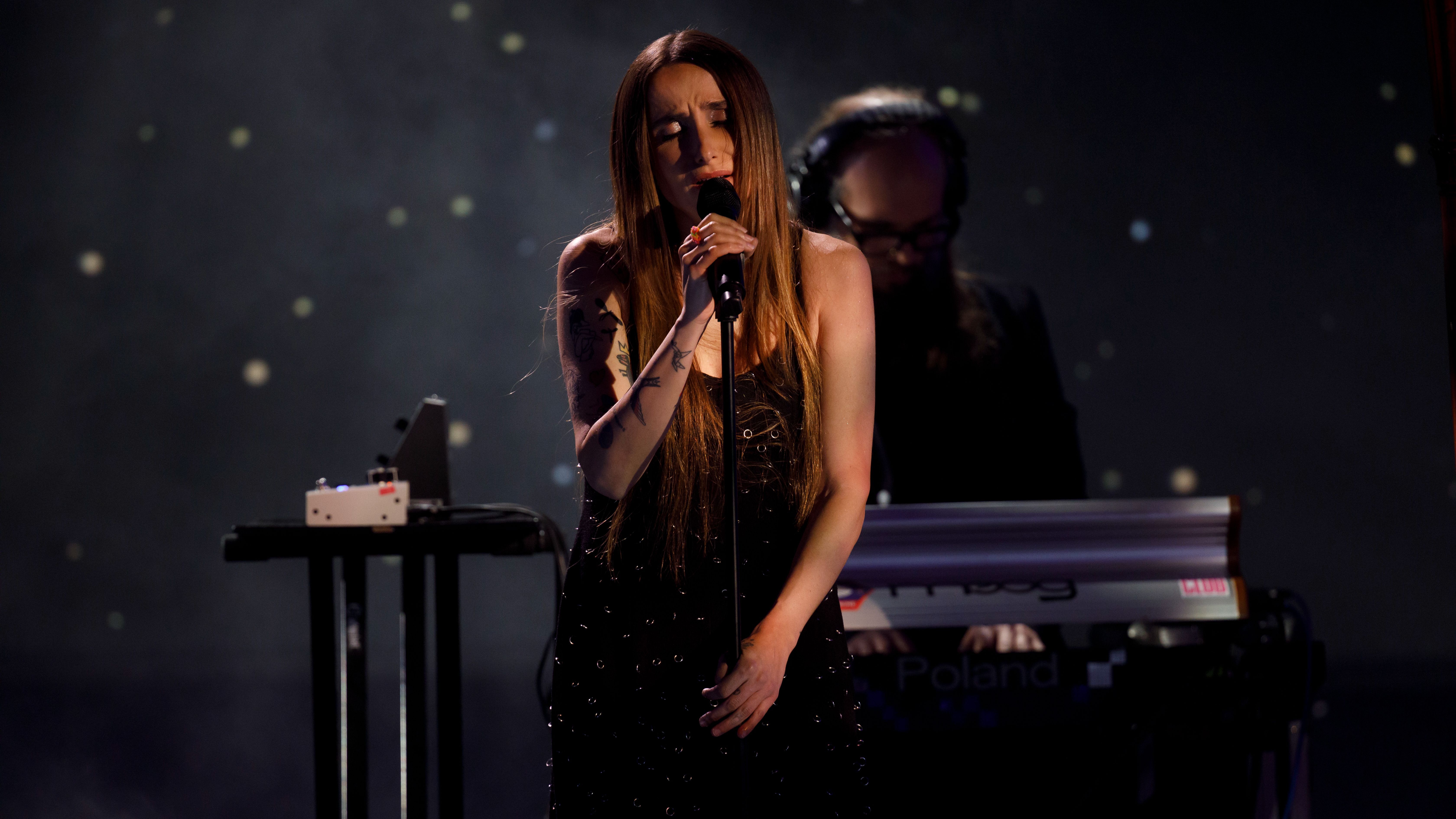 La cantante Zahara durante su actuación en la 39º edición de los Premios Goya.
