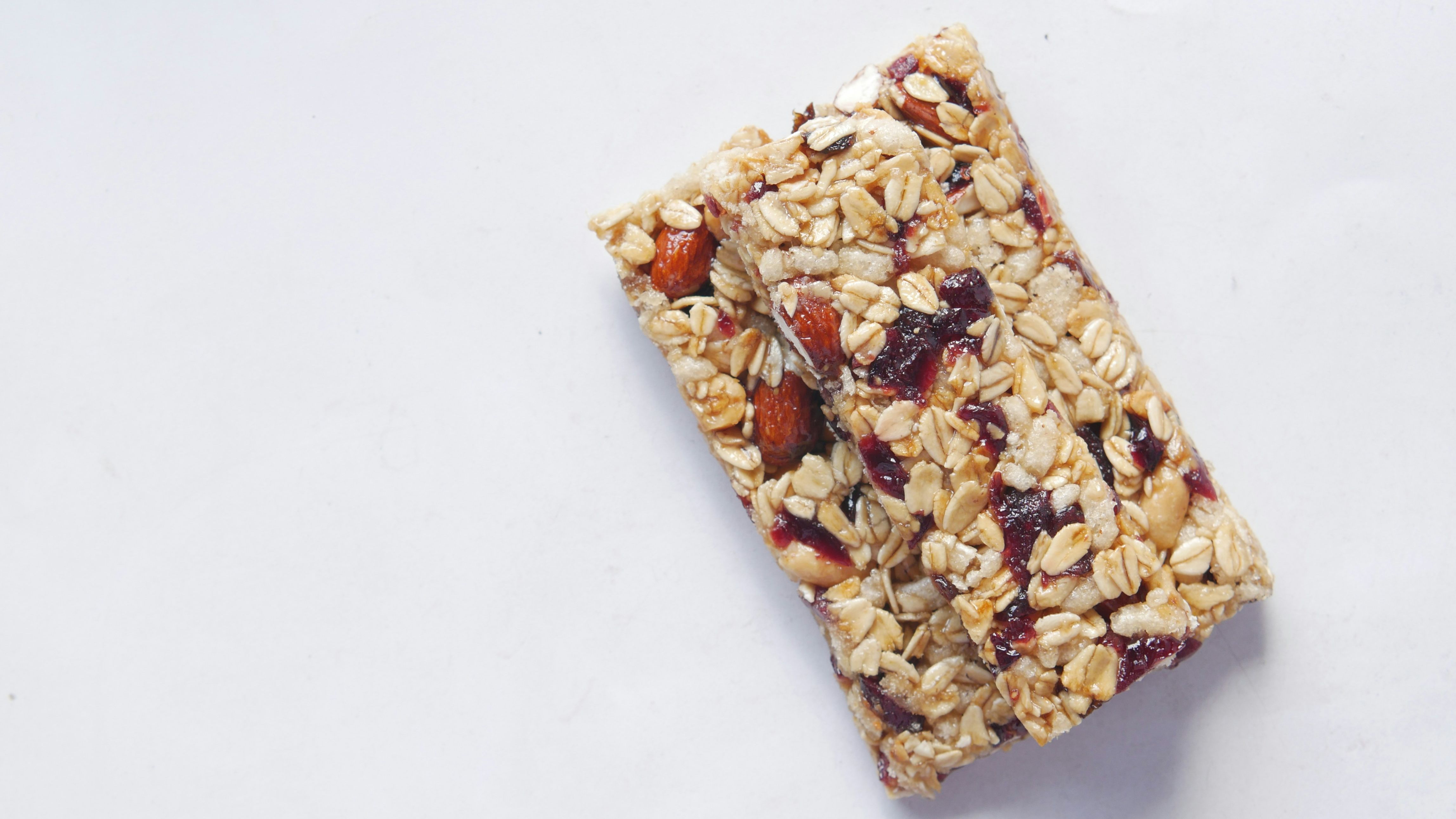 Las barritas energéticas parecen saludables, pero no favorecen la pérdida de grasa corporal.