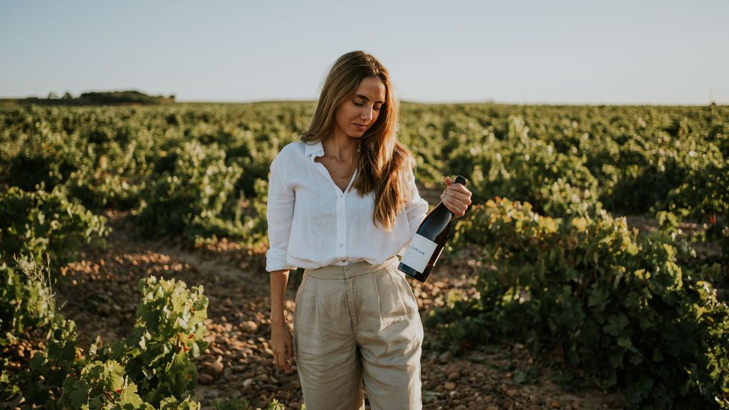 Marina Pariente entre viñedos