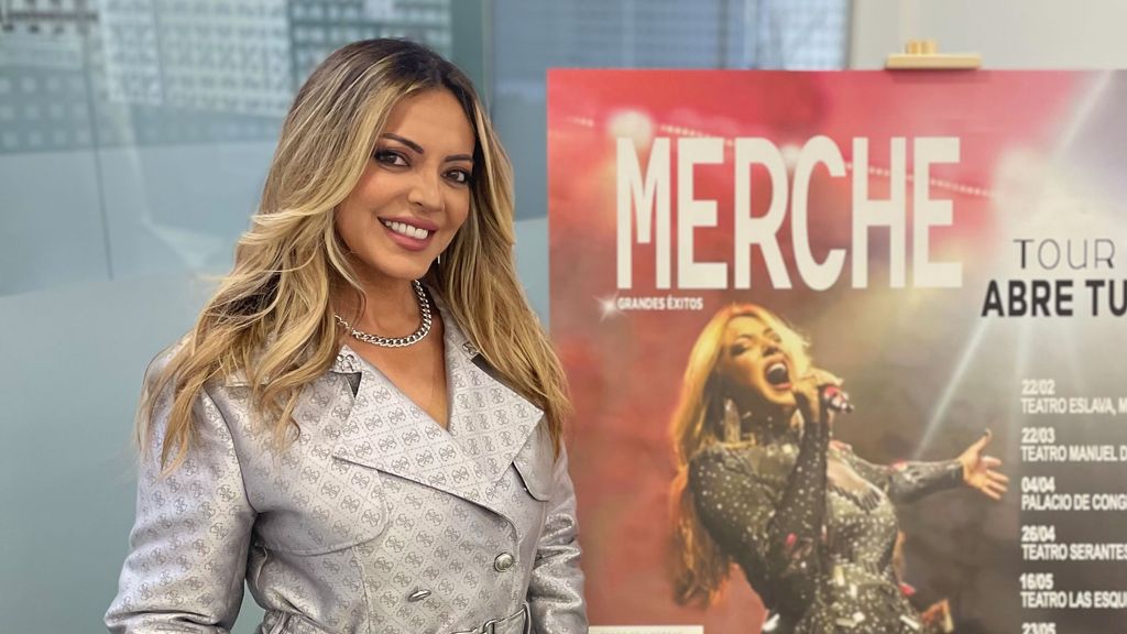 Merche, ante el cartel de la gira que le mantendrá ocupada hasta mayo.