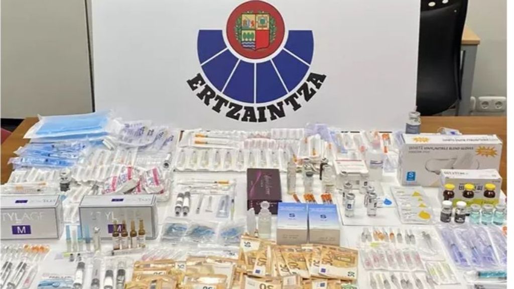 Productos y dinero incautados en el registro en el piso turístico donde realizaban los tratamientos estéticos