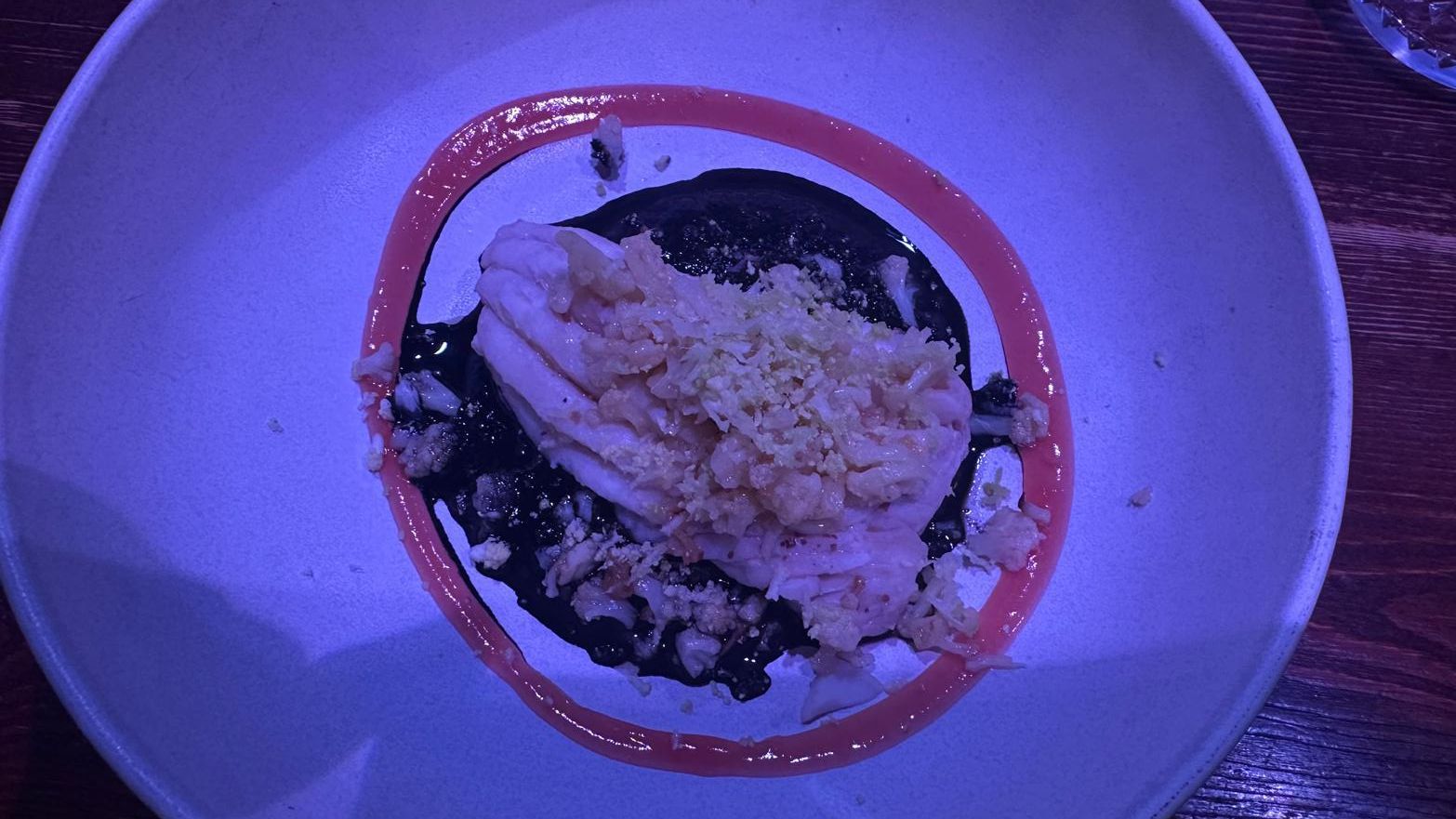 Raya con fondo de salsa de tinta de calamar