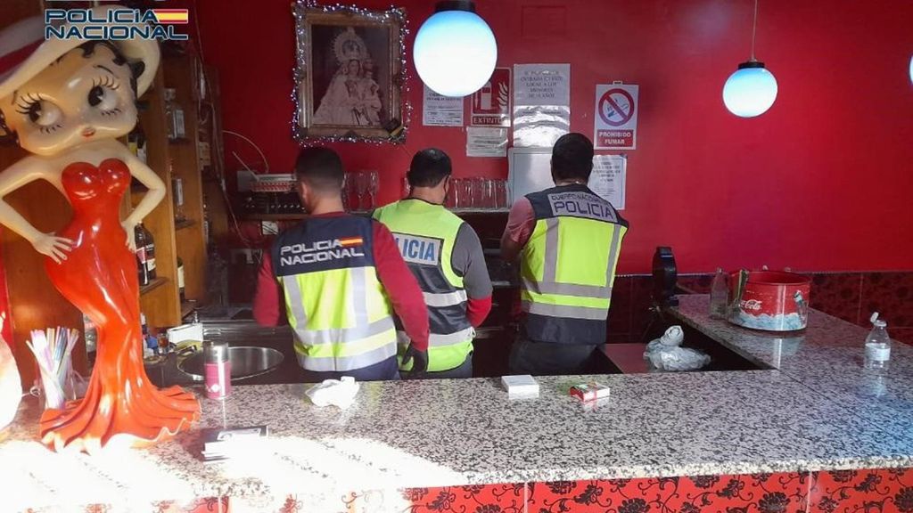 Policías registrando una casa-prostíbulo en la que se explotaba a siete mujeres extranjeras en situación irregular.