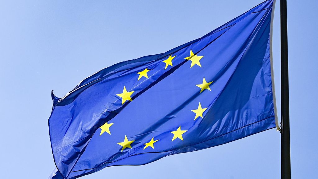 Archivo - FILED - 10 May 2021, Berlin: A European flag flies against a blue sky. European Parliament elections for 2024 are to take place from June 6 until June 9, representatives from the 27 EU member states agreed, according to the Swedish EU presidency
