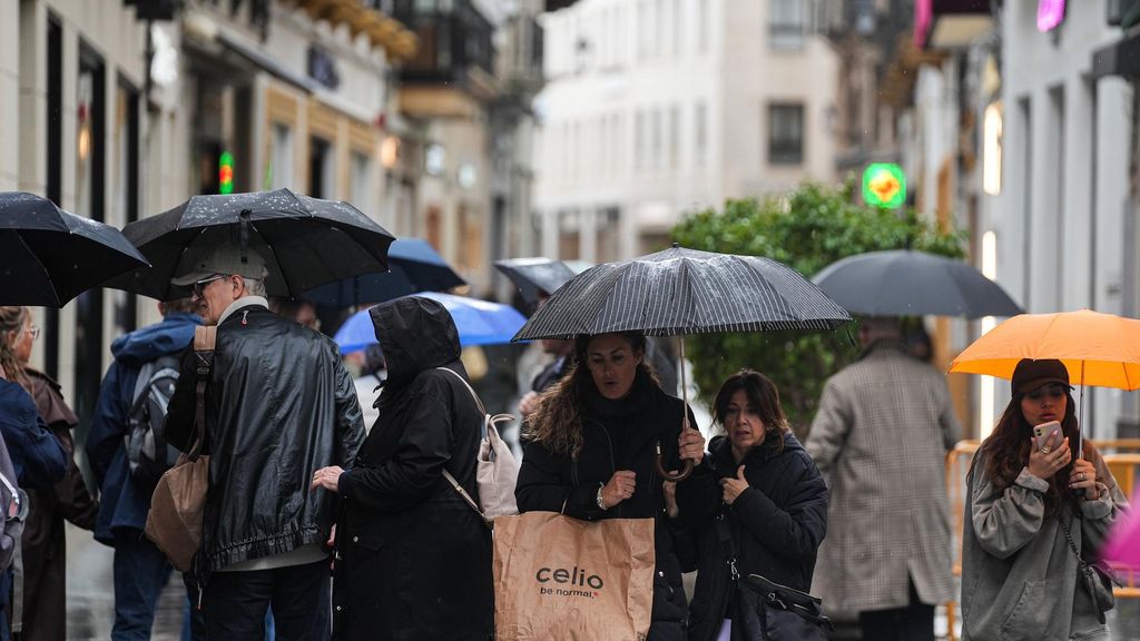 Imágenes de personas por las calles de Sevilla.